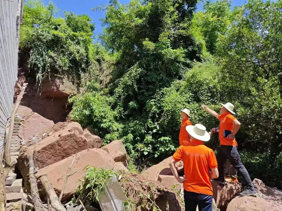 重庆市地矿局南江地质队万州区驻守地质工程师奋战在抢险救灾一线