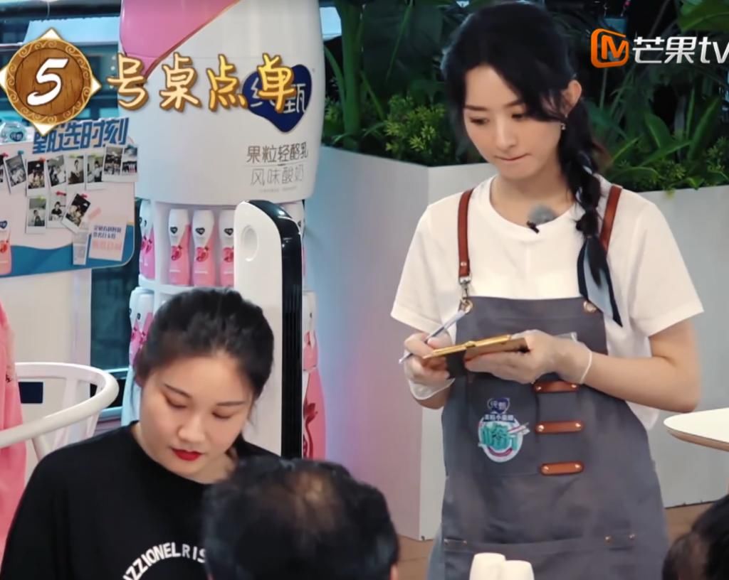 到底|赵丽颖小脸到底多精致?听清食客对她的真实评价,冯绍峰眼光真毒