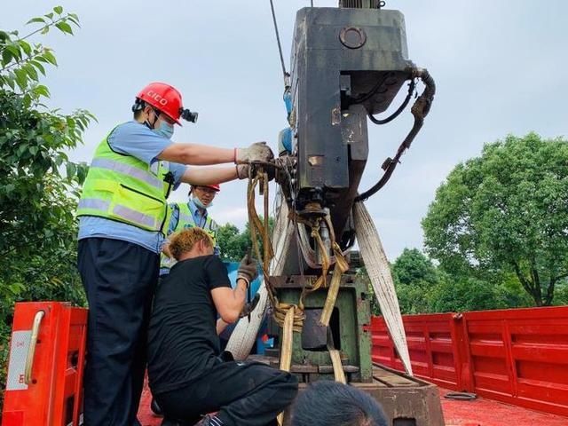  臂膀|危险！2吨吊机甩着“臂膀”在高速上“摇摇欲坠”