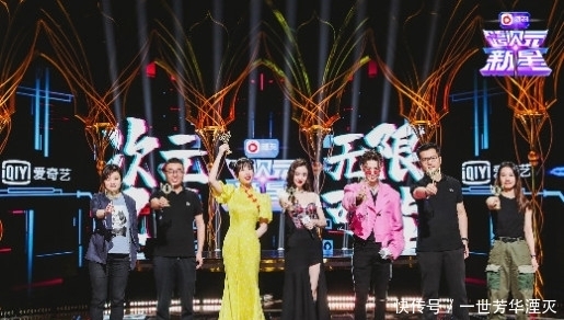  小鬼|爱奇艺《跨次元新星》举办发布会，小鬼、虞书欣相互效仿表情图