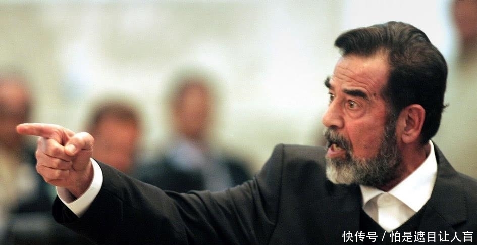  伊拉克人民|第一个敲碎萨达姆雕像的他, 接受采访时, 垂头丧气的说了2句话