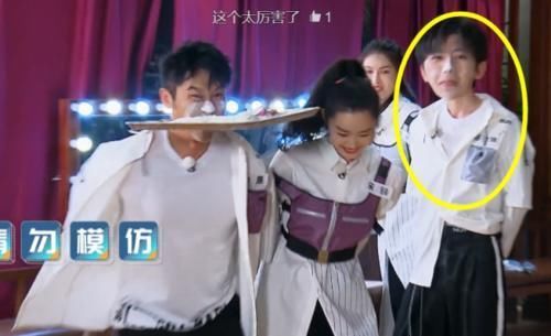 上用|蔡徐坤节目上用嘴叼袜子,谁注意他扭头后的小举动嫌不嫌弃太明显
