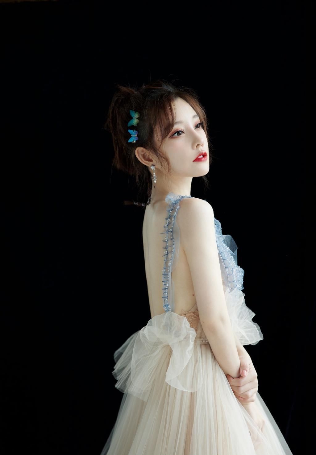  依旧|不愧是“宅男女神”，冯提莫露背轻纱裙配高马尾，29岁依旧甜美