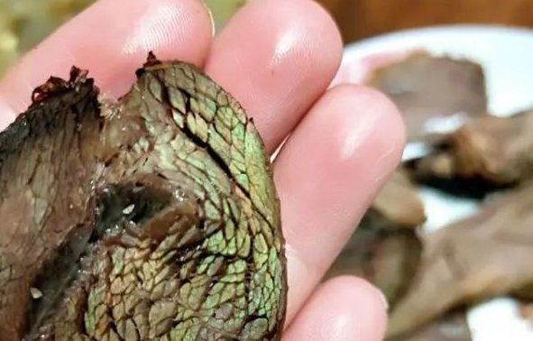 切开|超市买回来的牛肉,切开后冒绿光,能吃吗?厨师:不要扔了