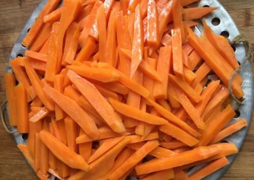 鲜艳|晒红薯干，别直接晒！多做2步，颜色鲜艳，筋道香甜，不干不发黑