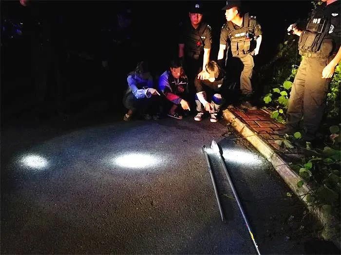  法携带管制|注意！兴仁6名小伙提1.5米长刀在街上“乱窜”…看结果