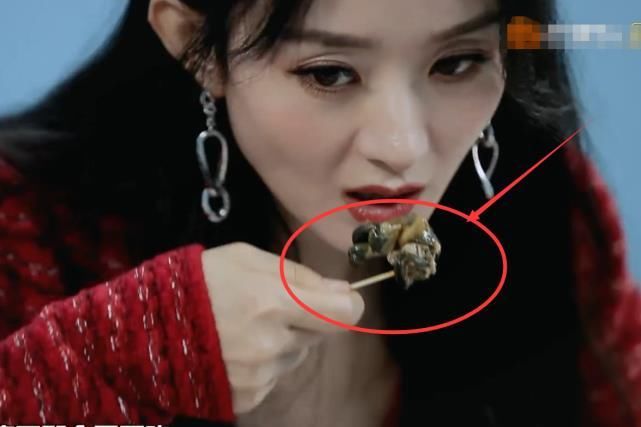  整块|赵丽颖不会吃螺蛳粉，挑出后整块塞到嘴里，幸亏王一博及时提醒她