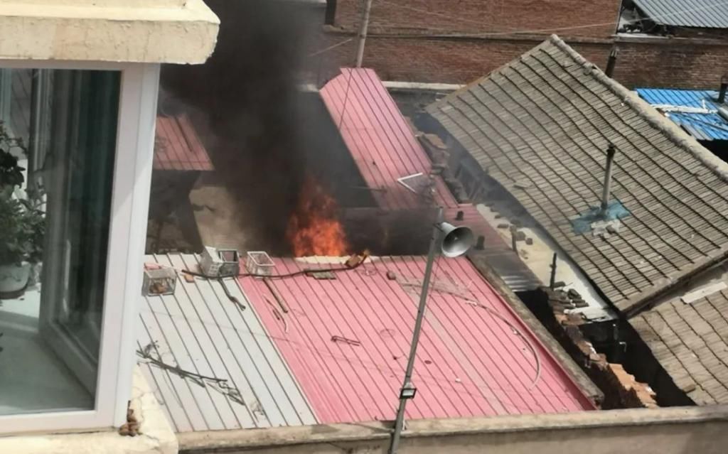  赶到|滨河西路一平房起火，还好消防救援及时赶到！