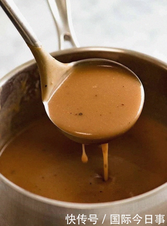 过程|英国肯德基员工展示肉汁制作过程,网友直呼恶心表示再也不吃了