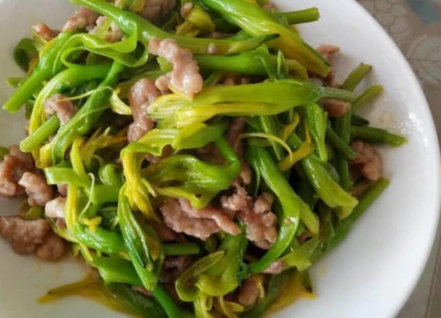  助于|女性30不想成“黄脸婆”，此菜要多吃，皮肤像冻龄，细腻又水灵