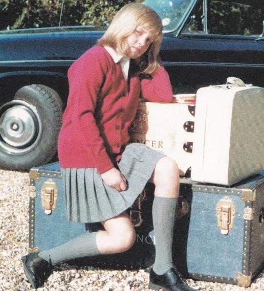  查尔斯|查尔斯对戴安娜感到不耐烦，拥抱时表情恶狠狠，戴妃紧绷不敢喘气