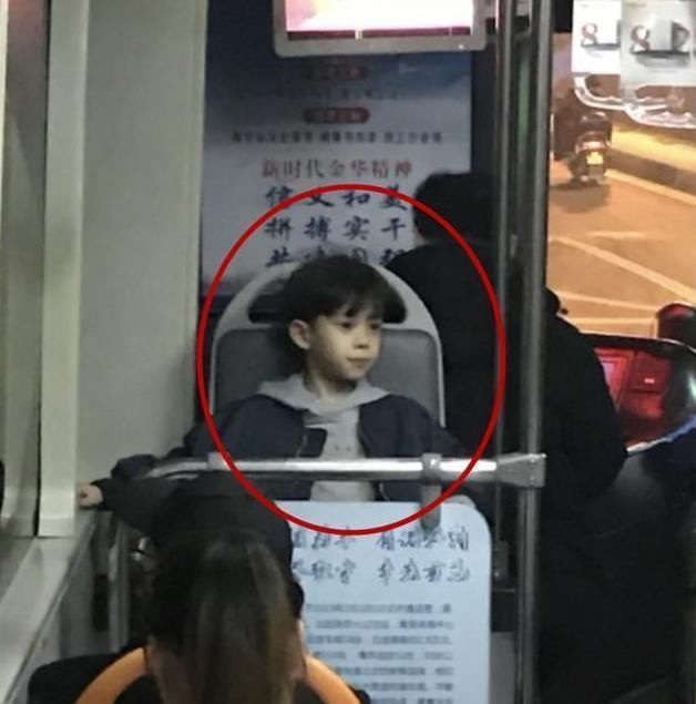 公交车|颜值超高的小男孩坐公交车引来关注，网友：我想我愿意等他长大