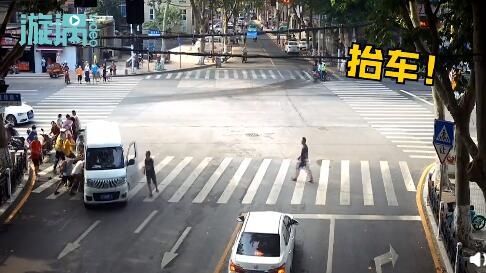  十多人|女子被卷入车下，民警一声吆喝叫来十多人，十秒抬车救人