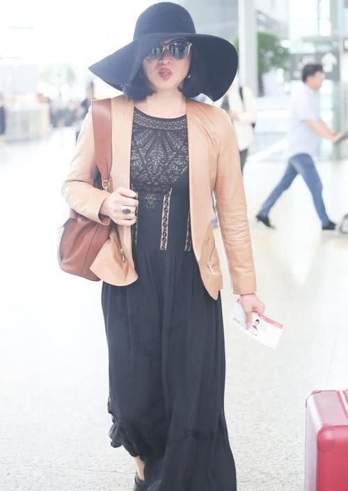 精致|金星穿上皮衣,内搭选择了一条黑色裙子,女人味就穿出来了!