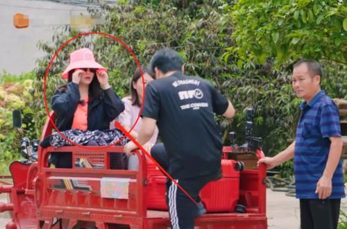  体验|李湘下乡体验乡村生活，被节目组安排“敞篷”三轮车，表情好真实