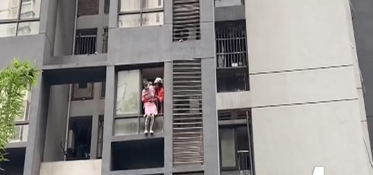 吵架|和老公吵架后 女子站5楼窗沿哭喊近2小时