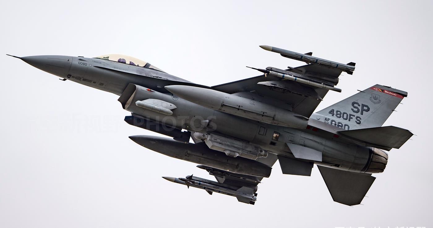 实拍|军迷深入国外基地实拍,美国空军F-16战斗机,服役多年不减当年