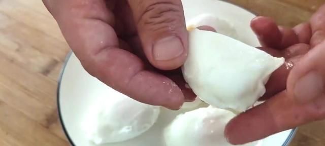  鸡蛋|你做的荷包蛋还会散？学学这个小技巧，以后做荷包蛋百分百不会散