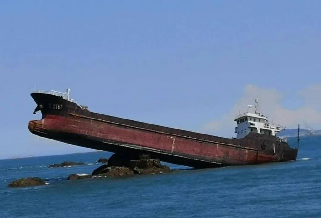  触礁|触礁还能触成这样的角度？我也是第一次见