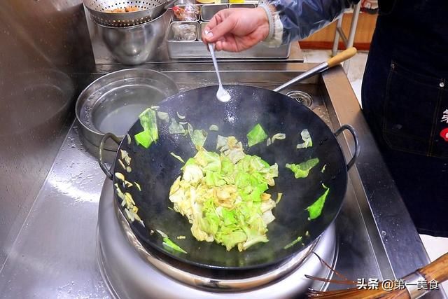 沥干水分|三伏天、把这2样一起炒,全家都说好吃下饭,一周3次吃不够、真香