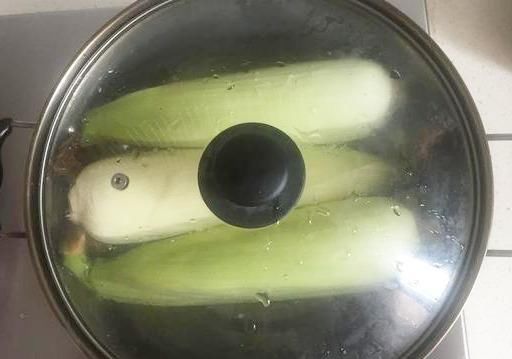  玉米|要带叶子一起煮吗？添加佐料吗？好多人做错了，煮玉米技巧有2点