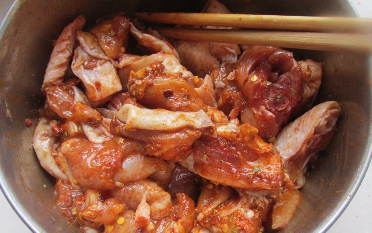 炖鸡汤|炖鸡汤,直接焯水是“外行”!做好这3步,鸡肉鲜嫩不老,汤更鲜