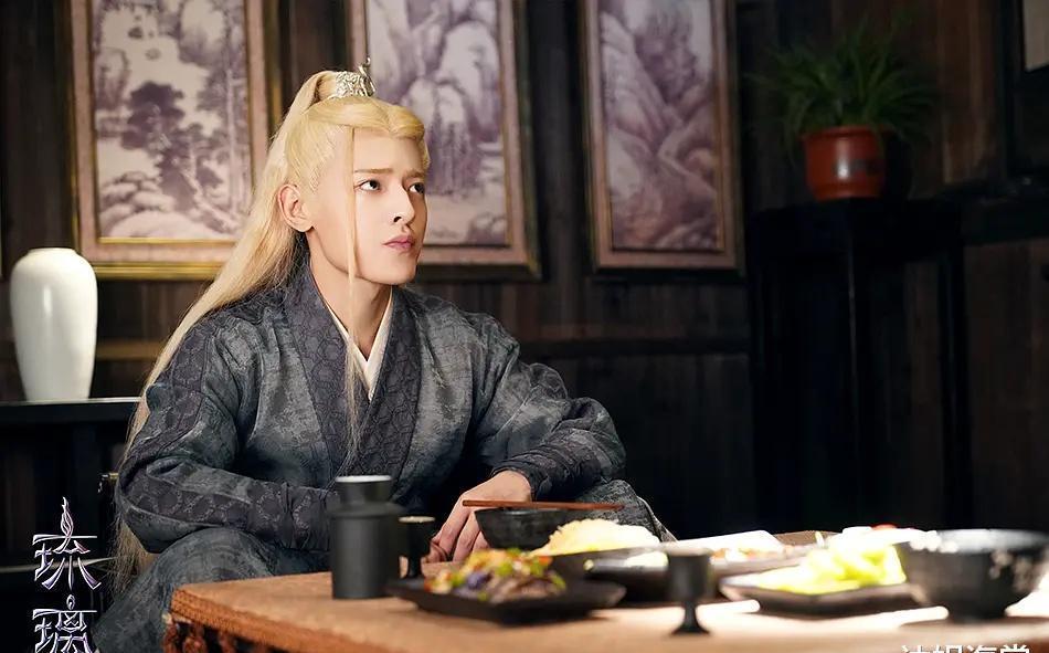  镜头|《琉璃》男二腾蛇百搭，全程陪璇玑追夫，1个动作成就最出彩镜头