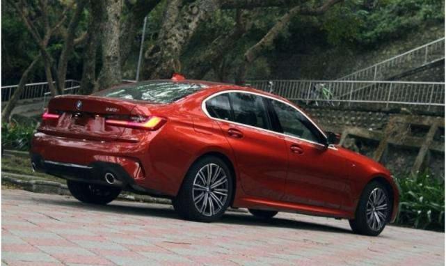  火烧|宝马320i行驶中着火烧成空壳，又是漏油惹的祸！