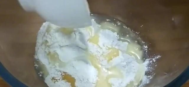  做法|跟大家分享酥饼的好吃做法，不用排队买，也不用烤箱，教你在家做