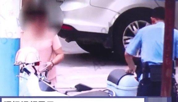  遛狗|中年女子遛狗不牵绳, 辅警上前劝阻, 女子喊: 咬他