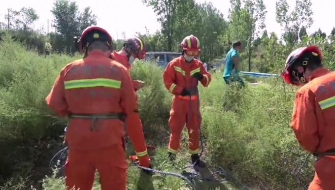 合力|三门峡一老人没刹住车坠入30米深沟,多名群众与消防员合力救助
