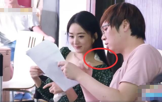  肩膀|赵丽颖拍摄没开空调，大热天散着头发，肩膀放毛巾吸汗太朴实！