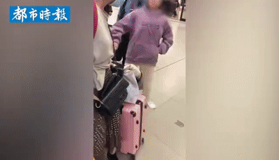 当众|因没赶上地铁女孩当众连踹母亲6脚 路人劝阻也被打