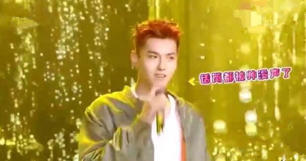  嗓子|明星演出时话筒没声音，吴亦凡，千玺扯着嗓子唱，蔡徐坤太机智！