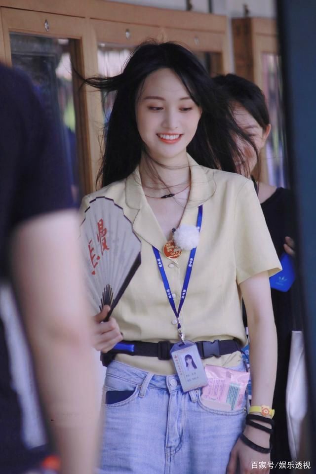  手机|郑爽手机掉湖里了,反应过于真实戳中笑点,与王鹤棣对话引大笑