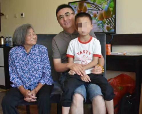  不慎|男婴不慎摔成重伤，绝望父母先后从医院跳楼身亡，儿子却奇迹般活了