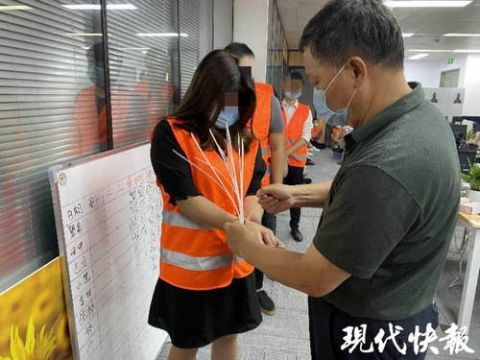  泰州|200人的微信群里199个是托，泰州女子10万元买了100多件“三无内衣”