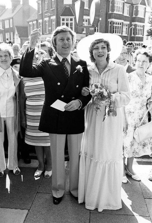 婚纱|百年婚纱秘史原来以前的新娘还不止会穿白婚纱