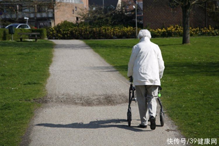 70岁后为什么会断崖式衰老(70岁后，会出现“断崖式”衰老？做好3件事，让衰老来得慢一些)