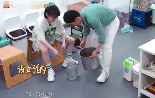  翻车|黄晓明《中餐厅》翻车？将开水直接倒入玻璃瓶，网友：没常识