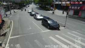 碾压|残疾人过公路惨遭车碾压,众人合力抬车救人的样子真暖心!