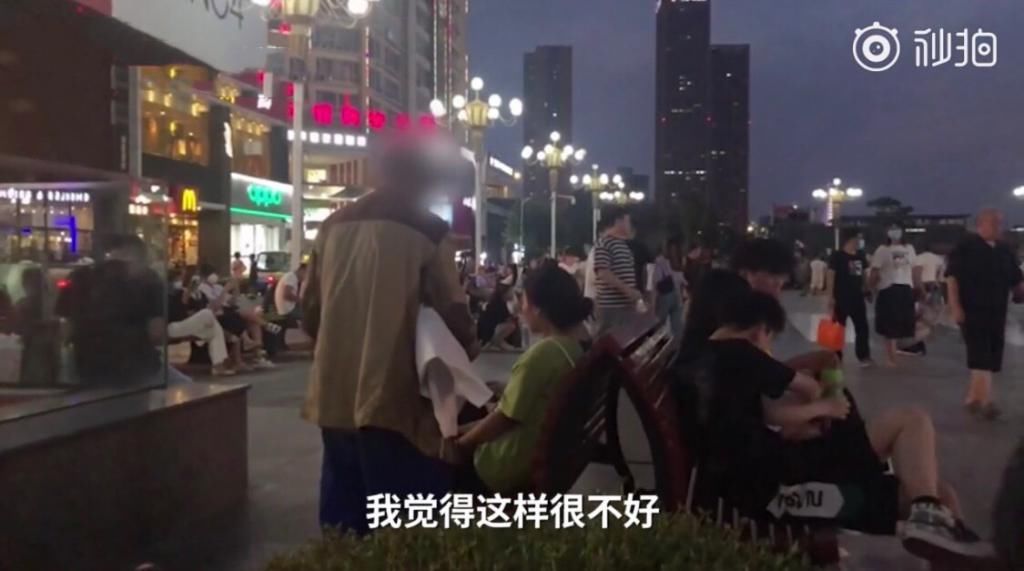 乞讨老人|女孩拒绝老人乞讨要求，遭恶语咒骂，网友：给是情分，不给是本分