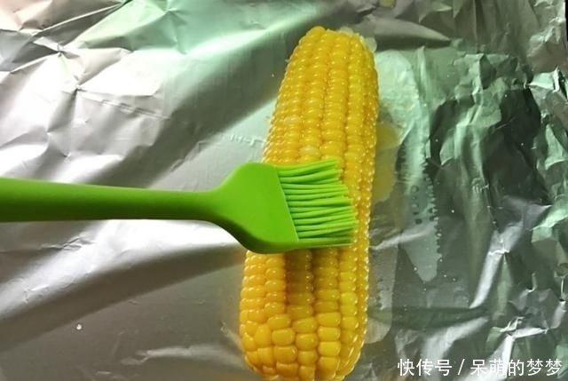 新鲜|新鲜玉米这样做,香味扑鼻,营养丰富,香烤玉米