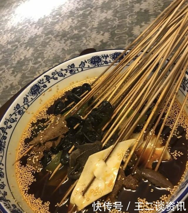 串串|郑恺深夜撸串串, 一买就是几十支, 网友 这叫随便吃点