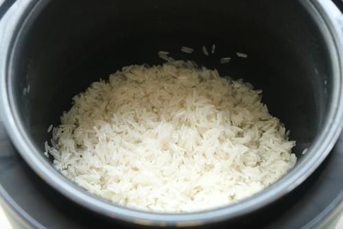 学会|伏天别炒菜了,学会这个懒人焖饭,有菜有肉有饭,太适合懒人了!