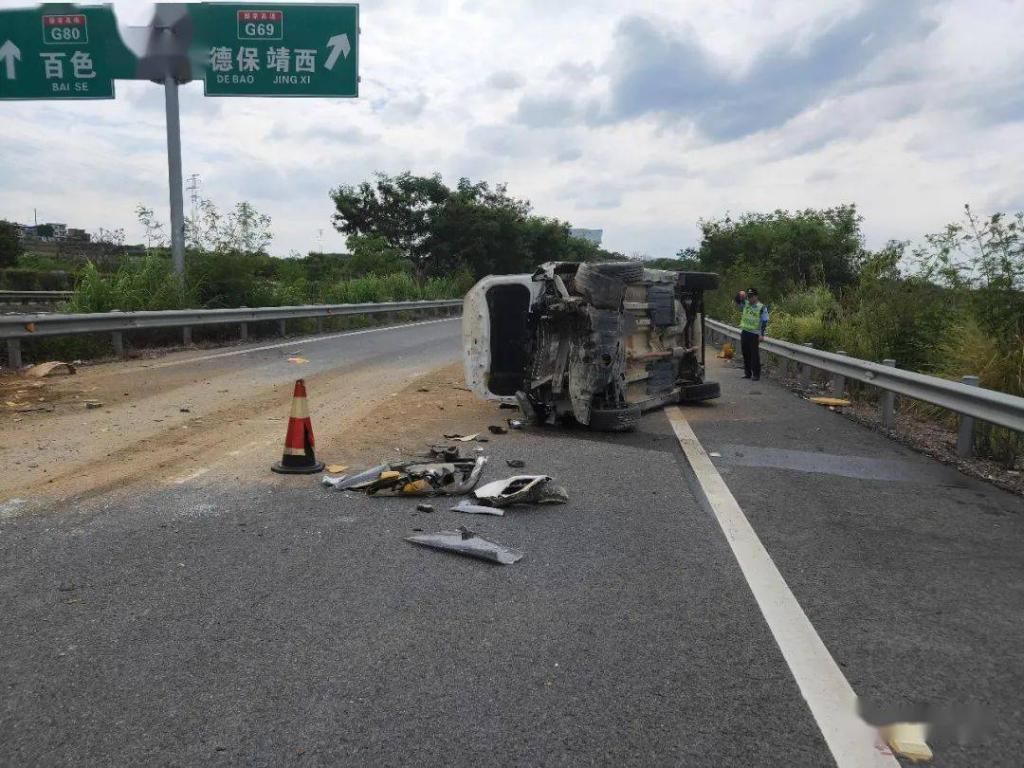  德保|德保往靖西高速岔口，司机看一眼手机，结果出事了.