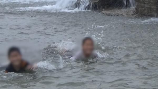 池塘|郑州一人造瀑布秒变“澡堂”更有甚者直接在“水中遛狗”