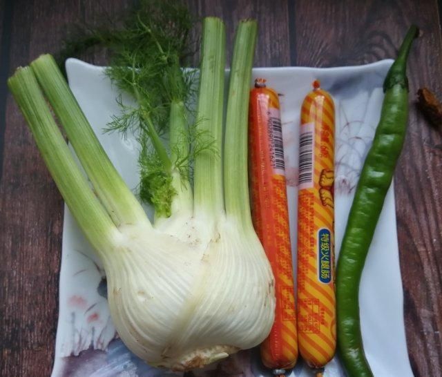  味儿|茴香球炒火腿肠，淡淡的茴香味儿，颇有点西芹的口感，味道好极了