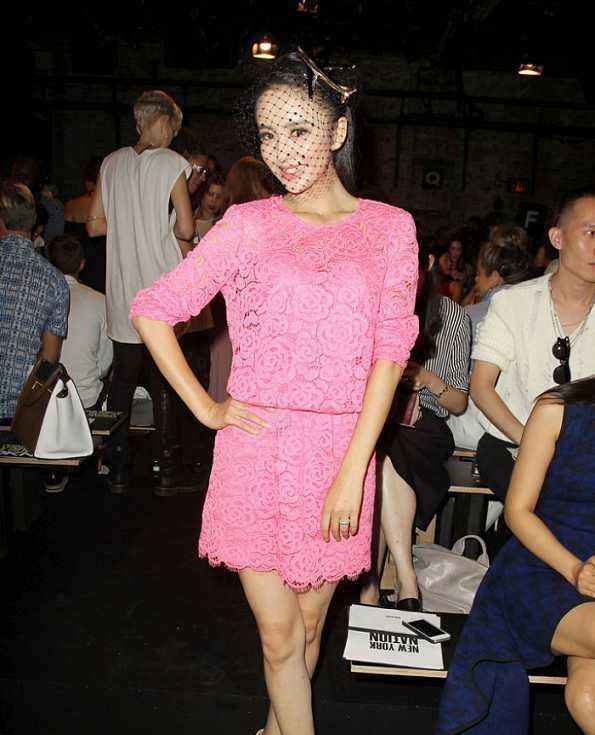 显白|黑黄皮就不能随心所欲穿衣?参考佟丽娅的选色技巧,让你显白N倍