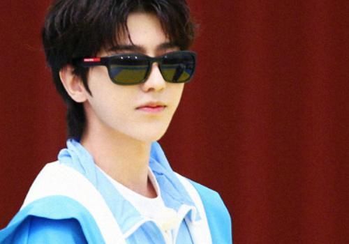  没错|蔡徐坤玩游戏不小心到女嘉宾怀中，看到女孩的表情，是我没错